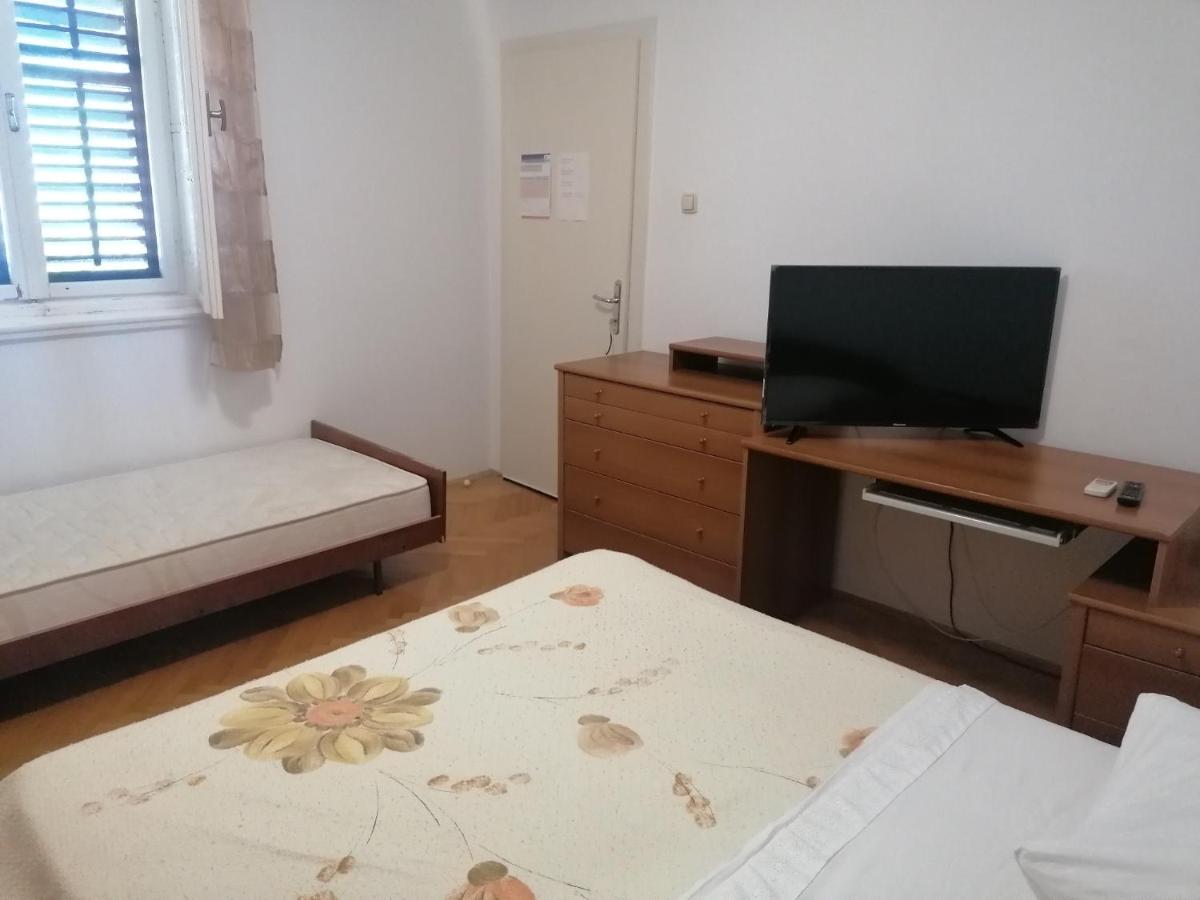 Apartments And Rooms Tomas Podstrana Bagian luar foto
