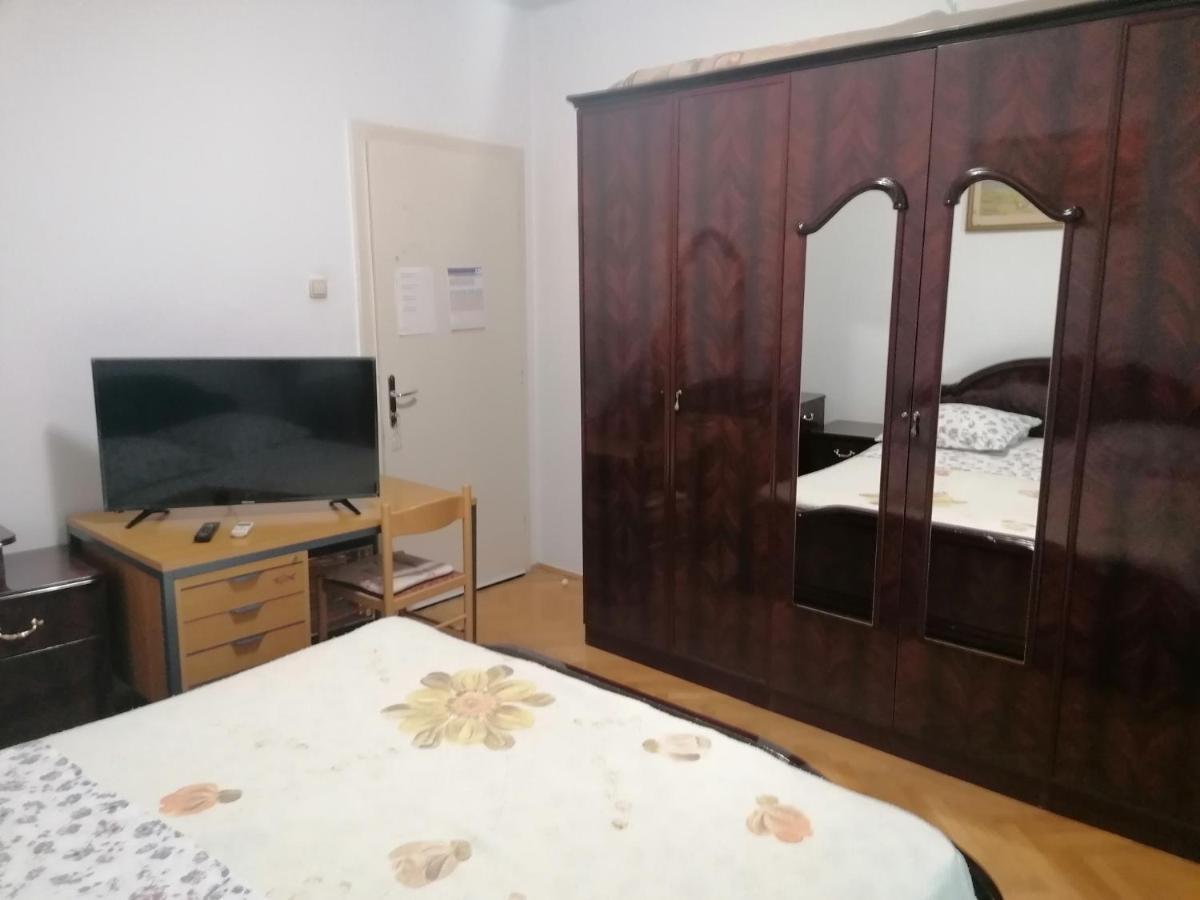 Apartments And Rooms Tomas Podstrana Bagian luar foto