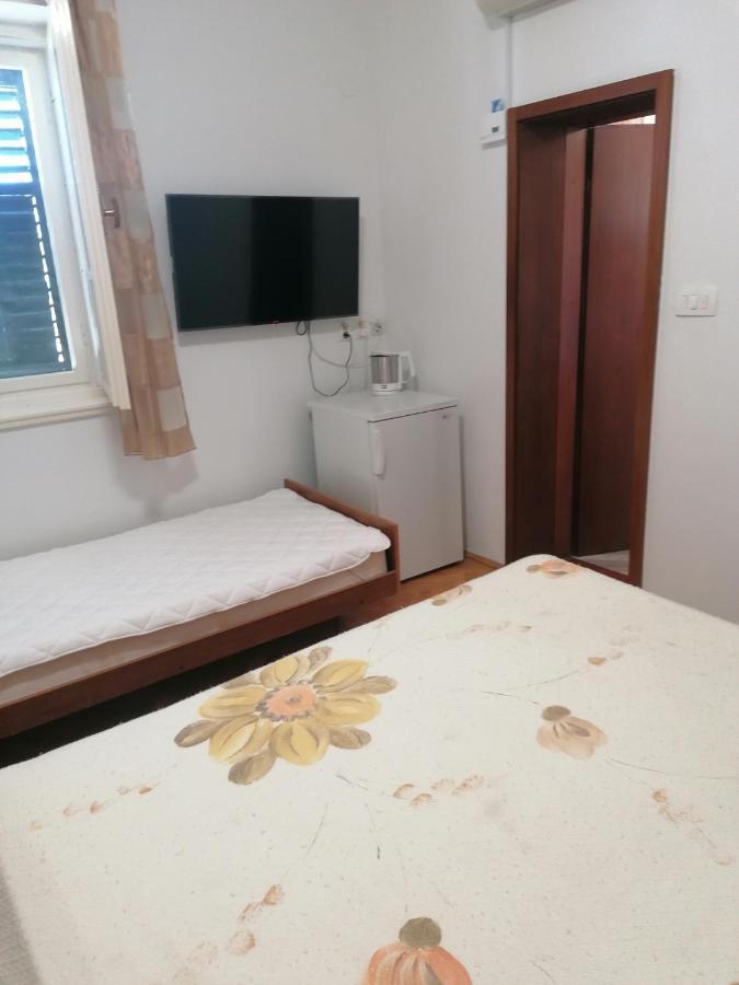 Apartments And Rooms Tomas Podstrana Bagian luar foto