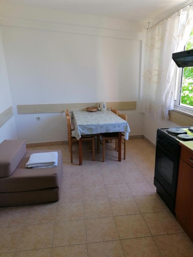 Apartments And Rooms Tomas Podstrana Bagian luar foto