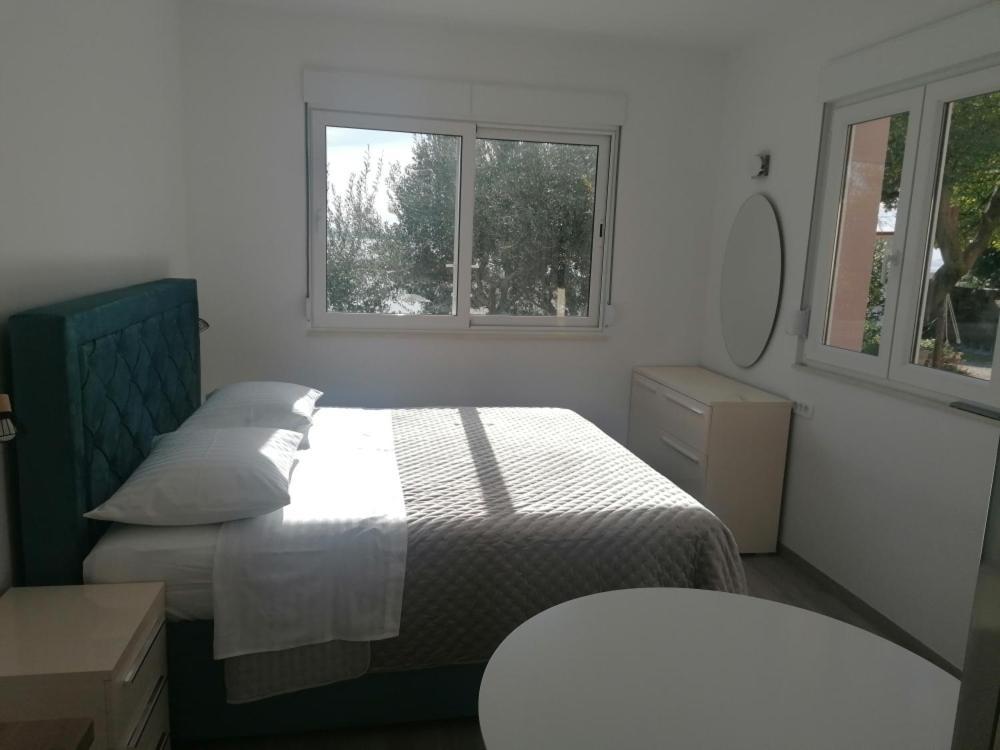 Apartments And Rooms Tomas Podstrana Bagian luar foto