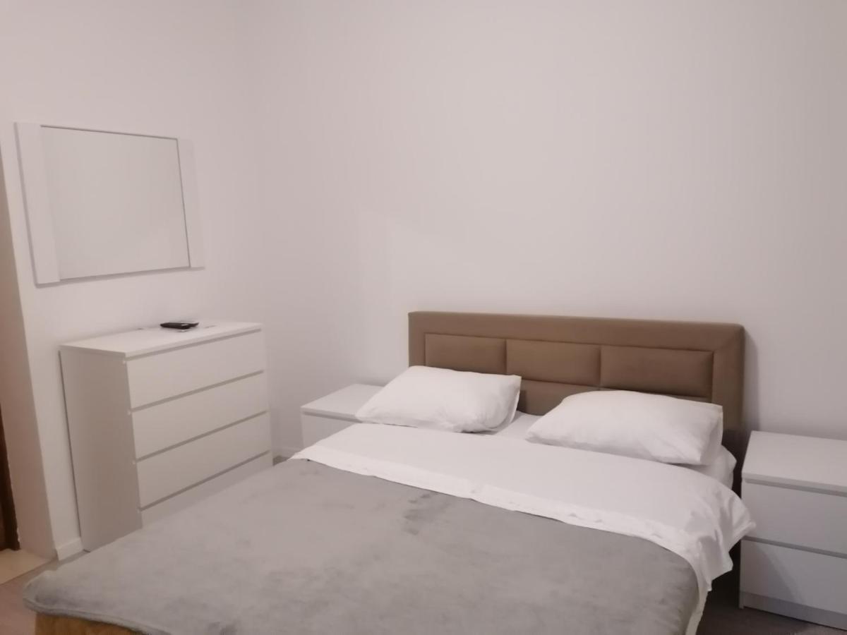 Apartments And Rooms Tomas Podstrana Bagian luar foto