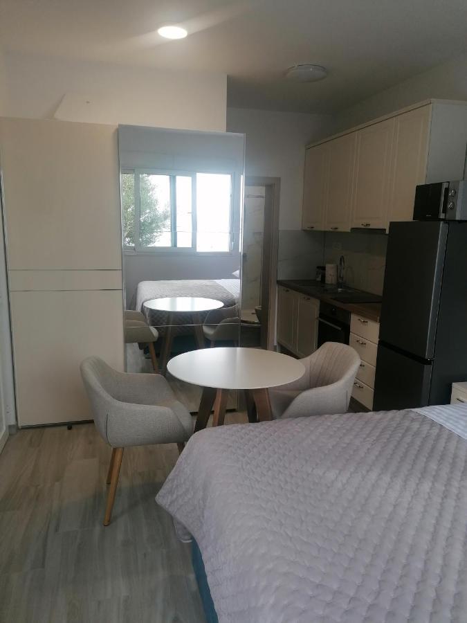 Apartments And Rooms Tomas Podstrana Bagian luar foto