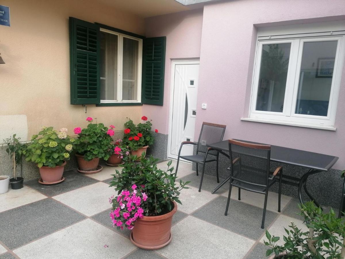 Apartments And Rooms Tomas Podstrana Bagian luar foto