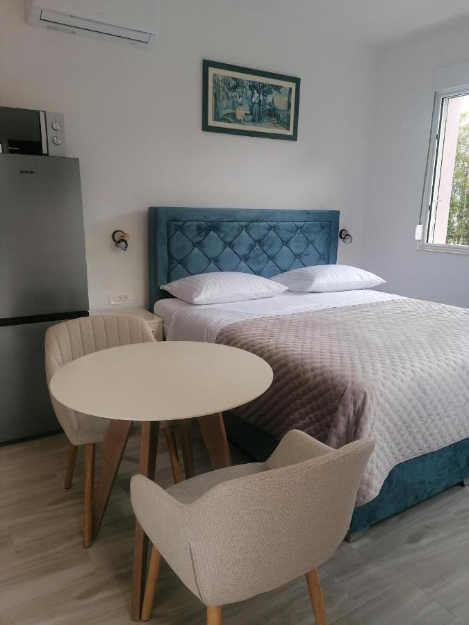 Apartments And Rooms Tomas Podstrana Bagian luar foto