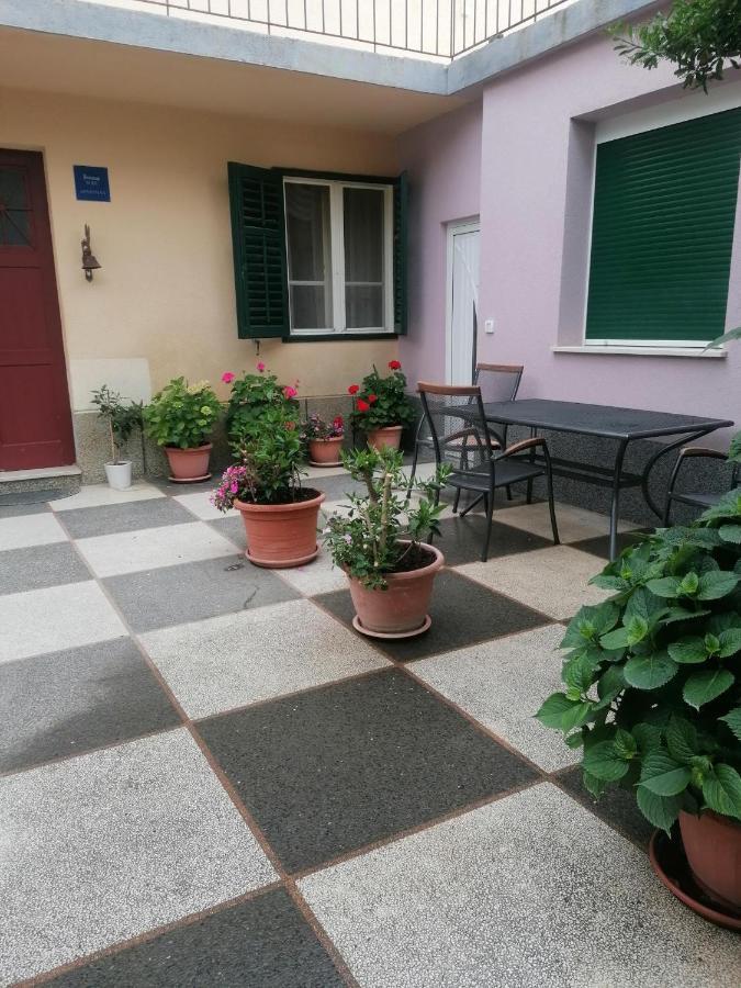Apartments And Rooms Tomas Podstrana Bagian luar foto