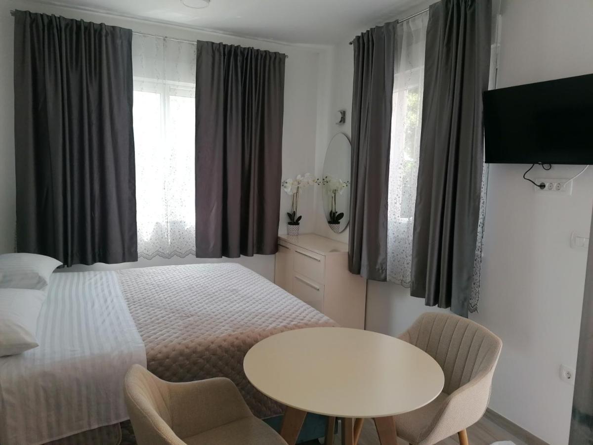 Apartments And Rooms Tomas Podstrana Bagian luar foto