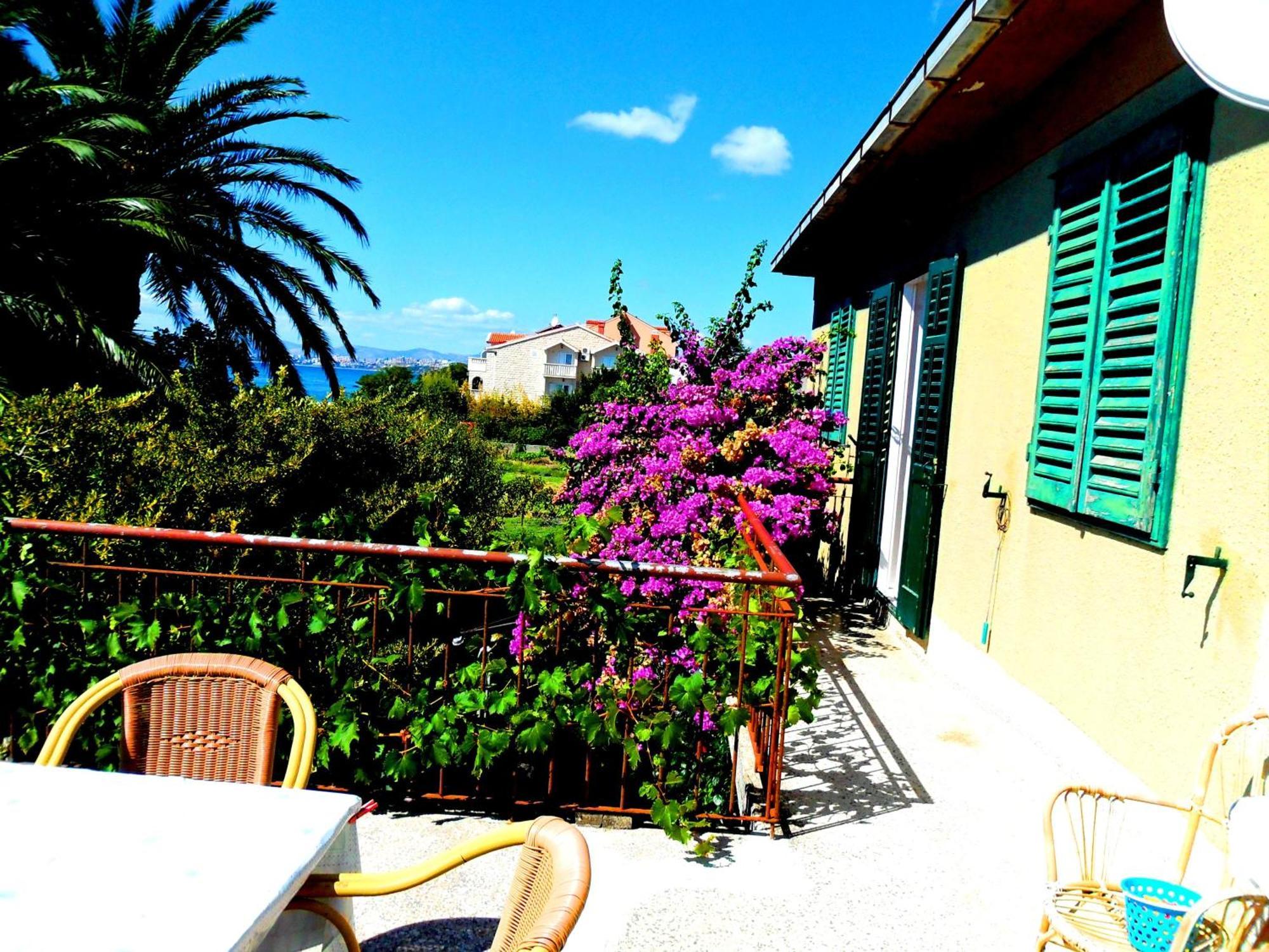 Apartments And Rooms Tomas Podstrana Bagian luar foto