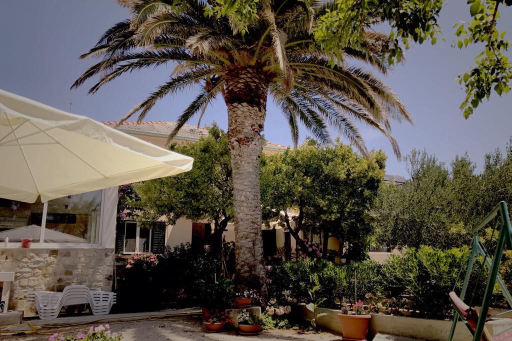 Apartments And Rooms Tomas Podstrana Bagian luar foto