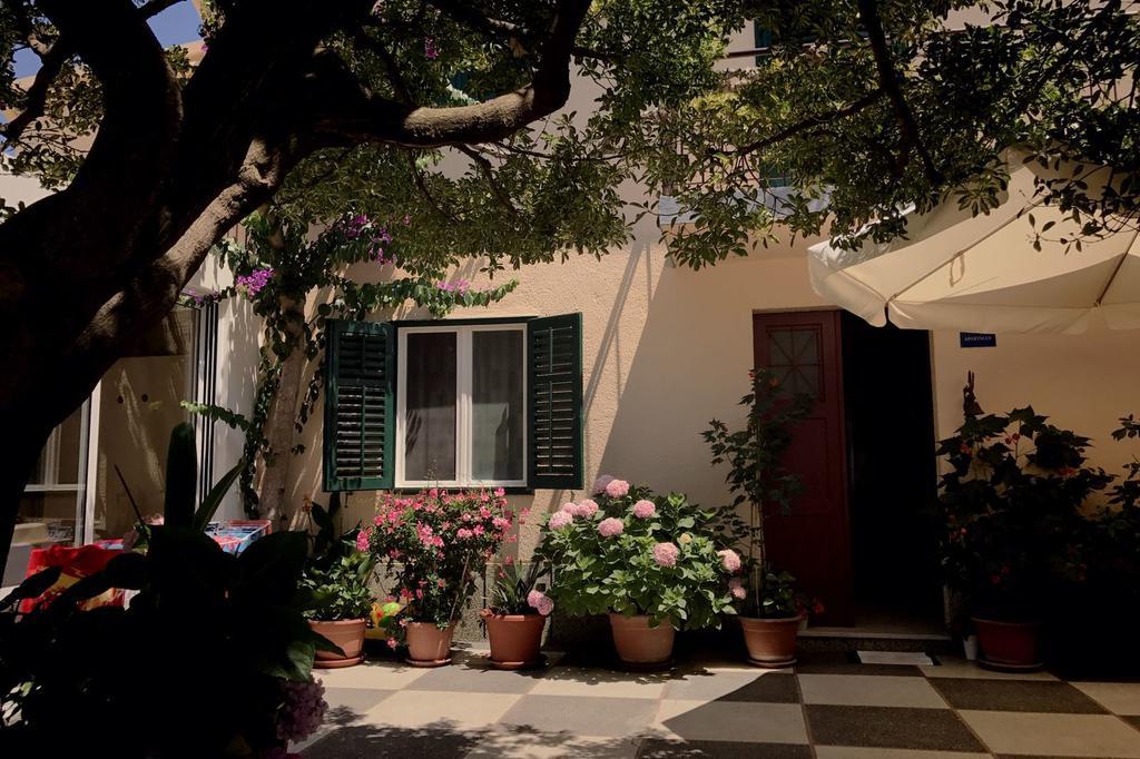 Apartments And Rooms Tomas Podstrana Bagian luar foto