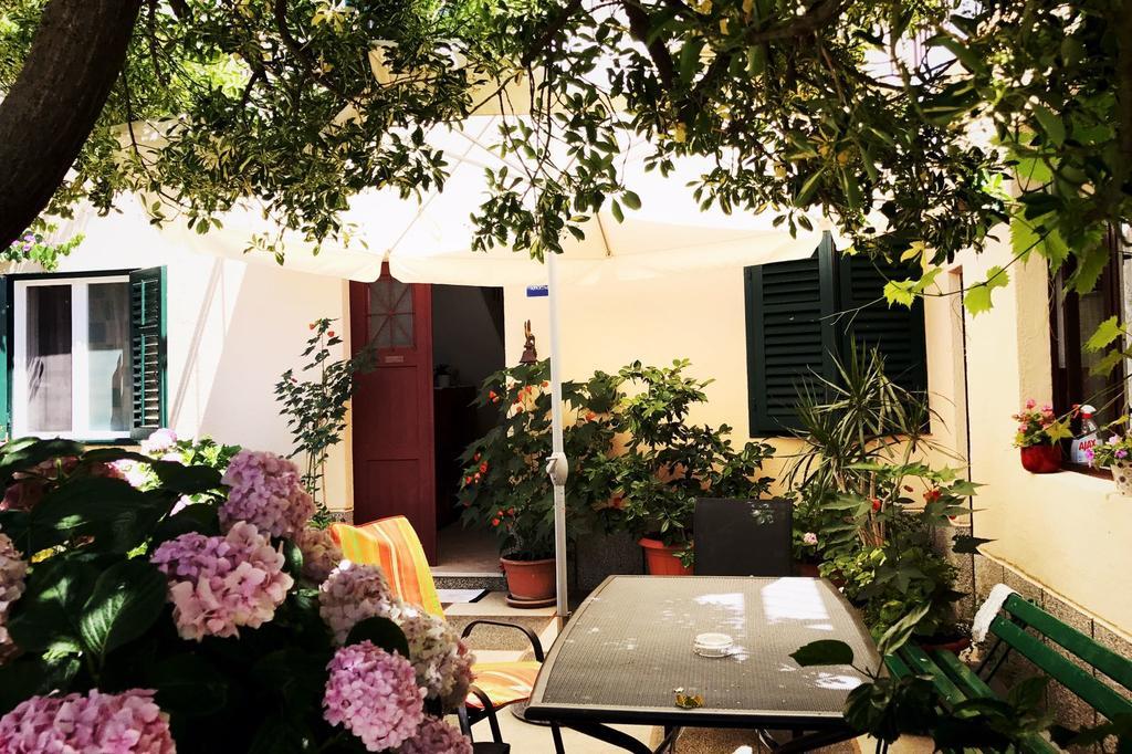 Apartments And Rooms Tomas Podstrana Bagian luar foto