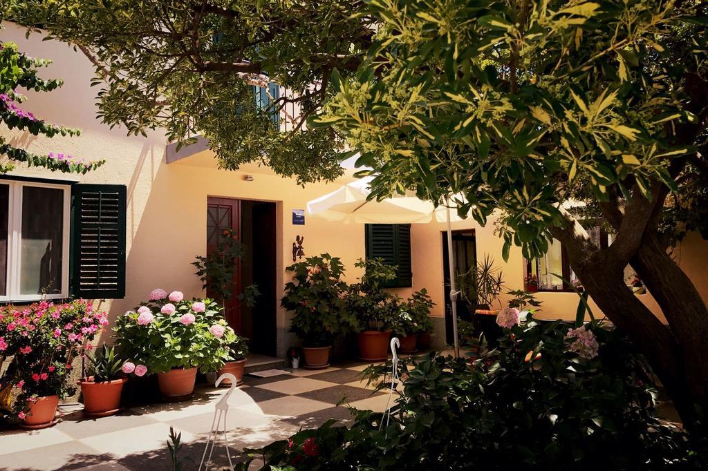 Apartments And Rooms Tomas Podstrana Bagian luar foto