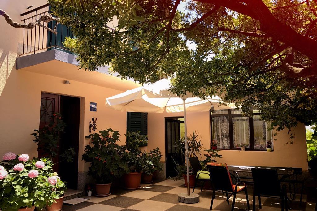 Apartments And Rooms Tomas Podstrana Bagian luar foto